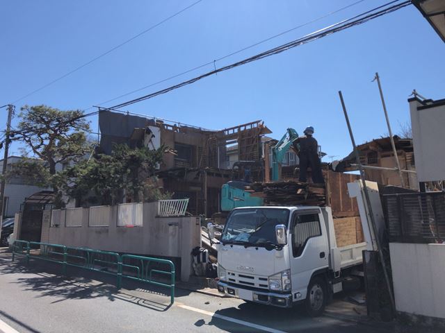 東京都杉並区下井草の木造2階建て住宅解体工事前の様子です。